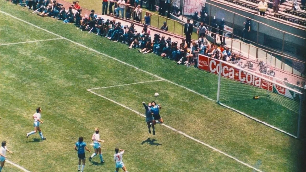 Una de las cuatro postales que se viralizaron en Twitter. Foto: La pelota no se mancha (@Diego10Querido)