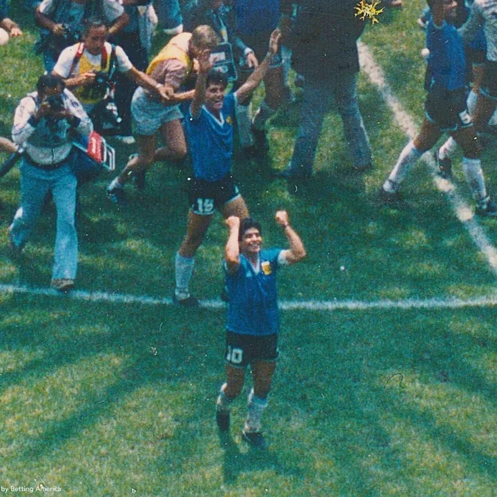 Maradona festejando con una sombra que muchos usuarios de Twitter aseguraron era similar al de la bandera argentina. Foto: La pelota no se mancha (@Diego10Querido)