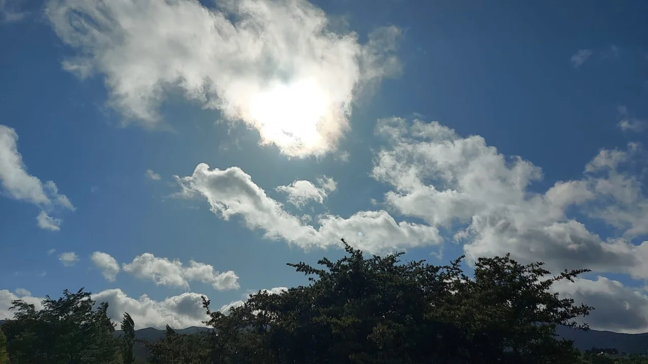 Tras una jornada lluviosa, vuelve el sol durante el lunes feriado. Foto: Cba24n.com.ar