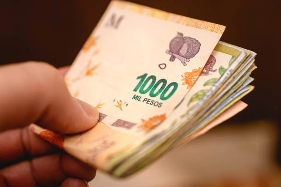 El plus salarial está dirigido a trabajadores registrados del sector privado, público, jubilados y pensionados.