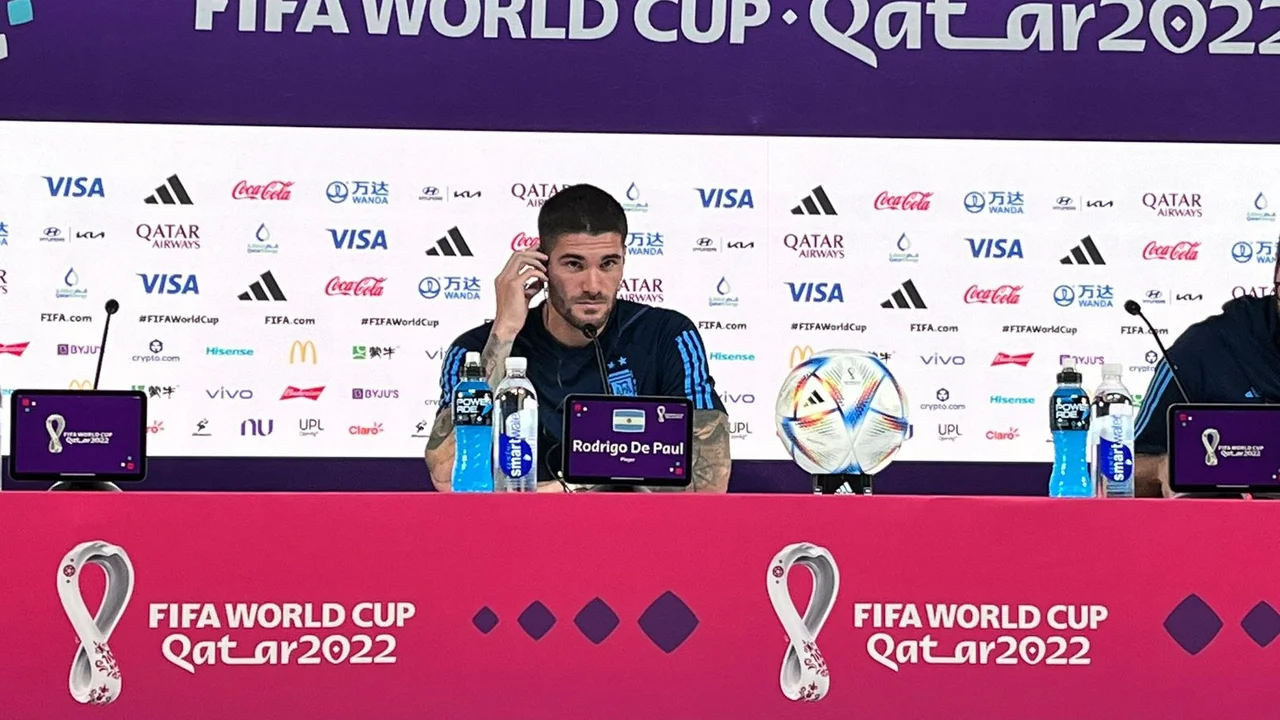 Rodrigo De Paul, mediocampista del seleccionado argentino de fútbol en conferencia de prensa. Foto: Fernando Gazzano/Multimedio SRT
