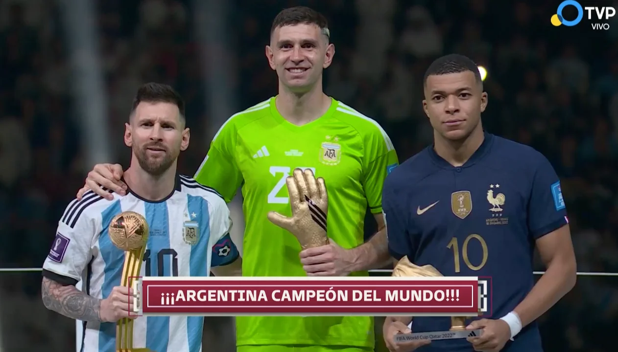 Antes de la entrega de la Copa, FIFA premió a las figuras.