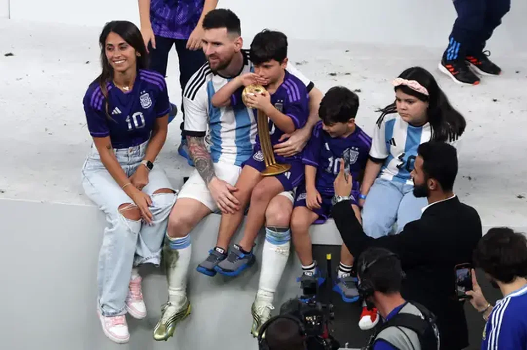 Familia de campeones: Messi con Antonella e hijos