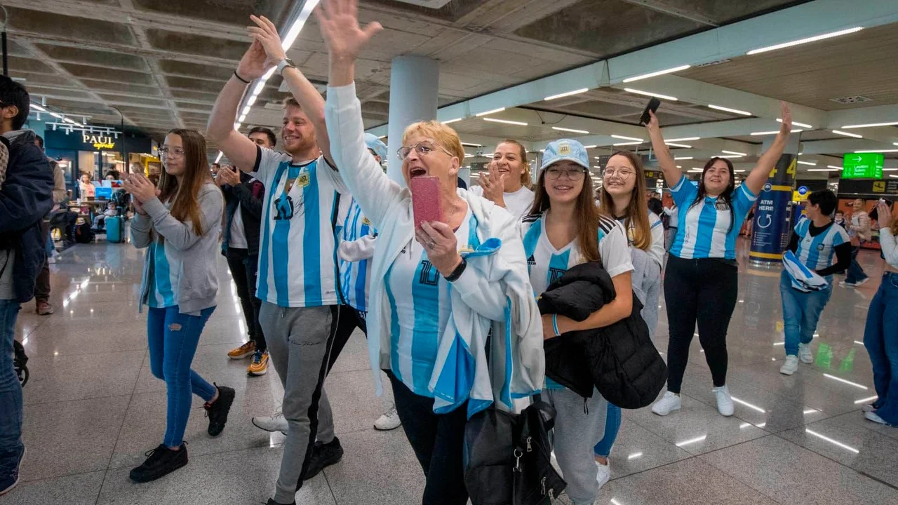 El festejo interminable: un grupo de hinchas argentinos recibe a Scaloni en el aeropuerto de Mallorca. Foto: Gentileza Diario de Mallorca/Télam