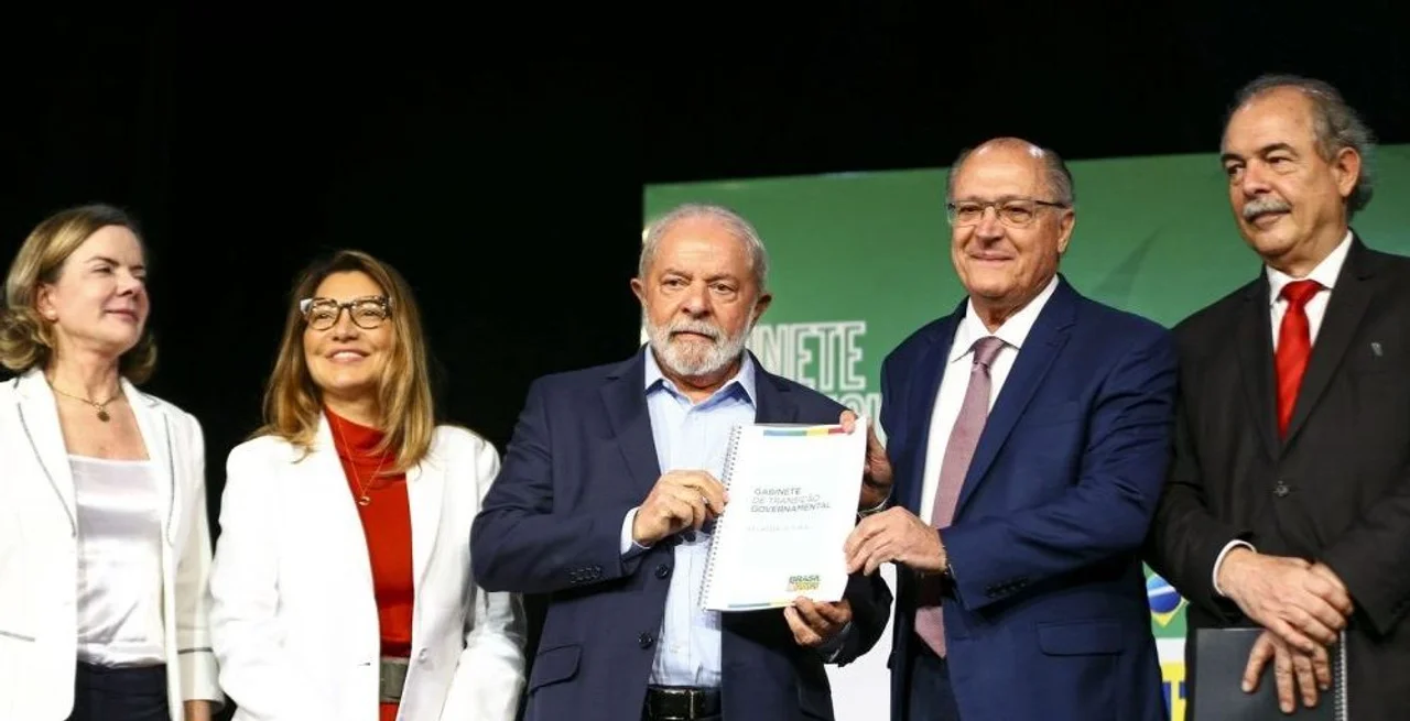Lula da Silva recibió el 22 de diciembre el informe del "Gabinete de Transición" de las manos de su vicepresidente, Geraldo Alckmin. Foto de Marcelo Camargo / Agência Brasil.