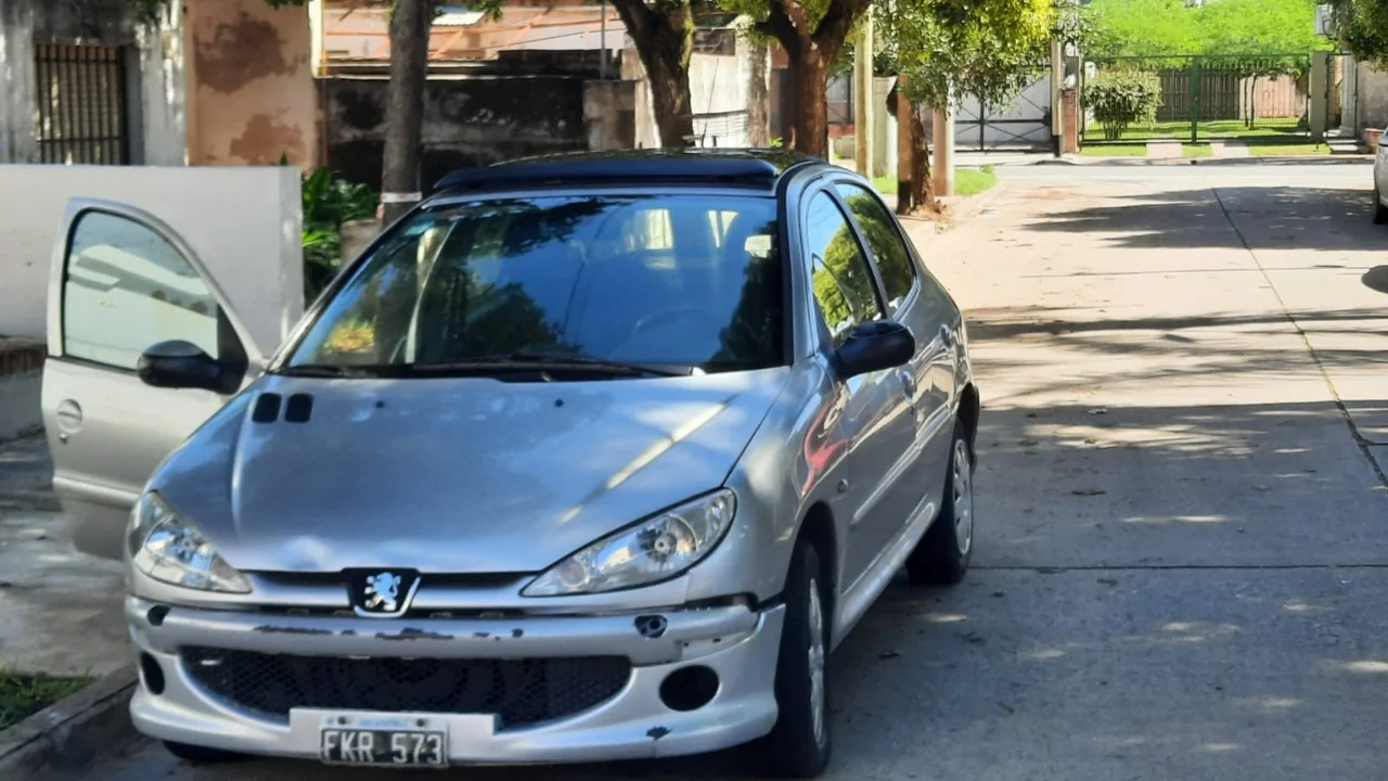 El auto en el que se trasladaban los malvivientes fue encontrado a dos cuadras del lugar. Foto: Mónica Reviglio