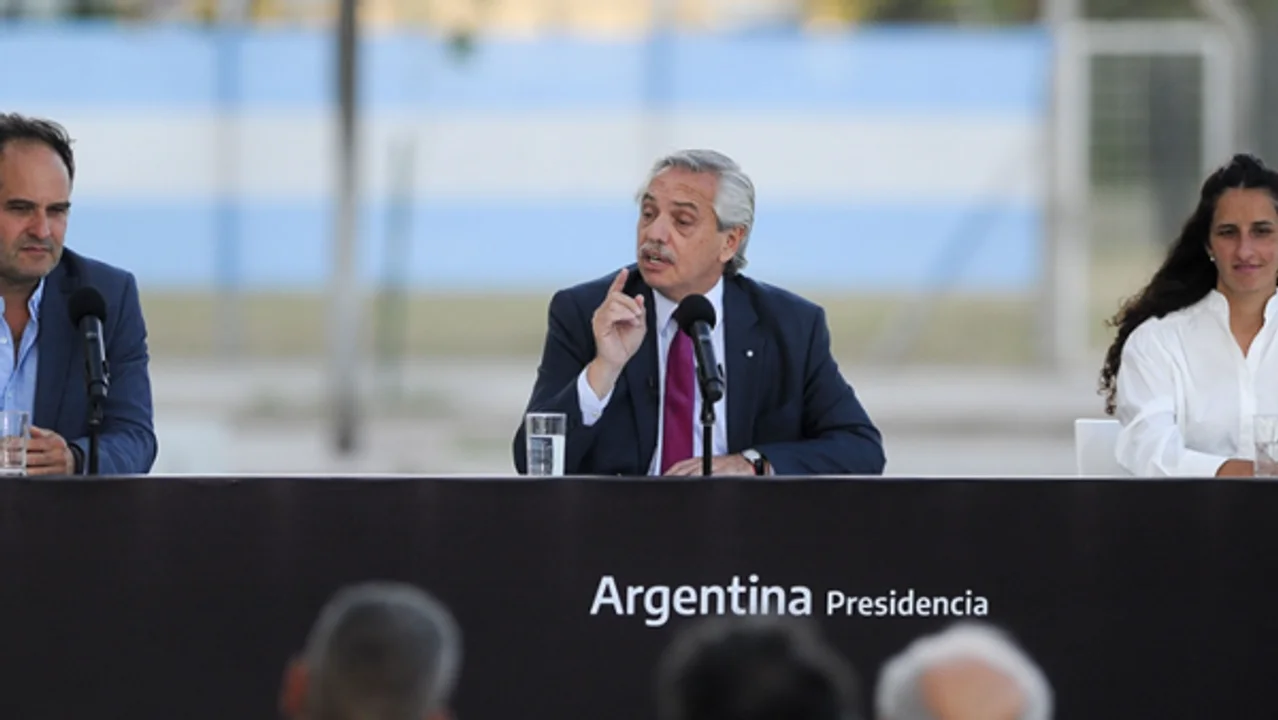 "Estas casas las tienen que construir los bancos, pero la construimos nosotros y estamos orgullosos de eso". afirmó Fernández.