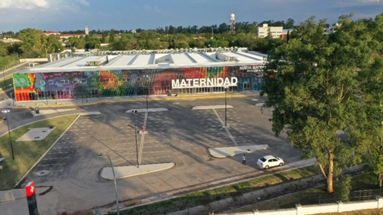 Con una superficie cubierta de 14.750 metros cuadrados, la obra se planteó en dos niveles.