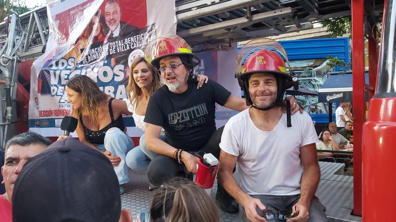 "Los vecinos de arriba" en el camión de bomberos de Carlos Paz - Foto prensa