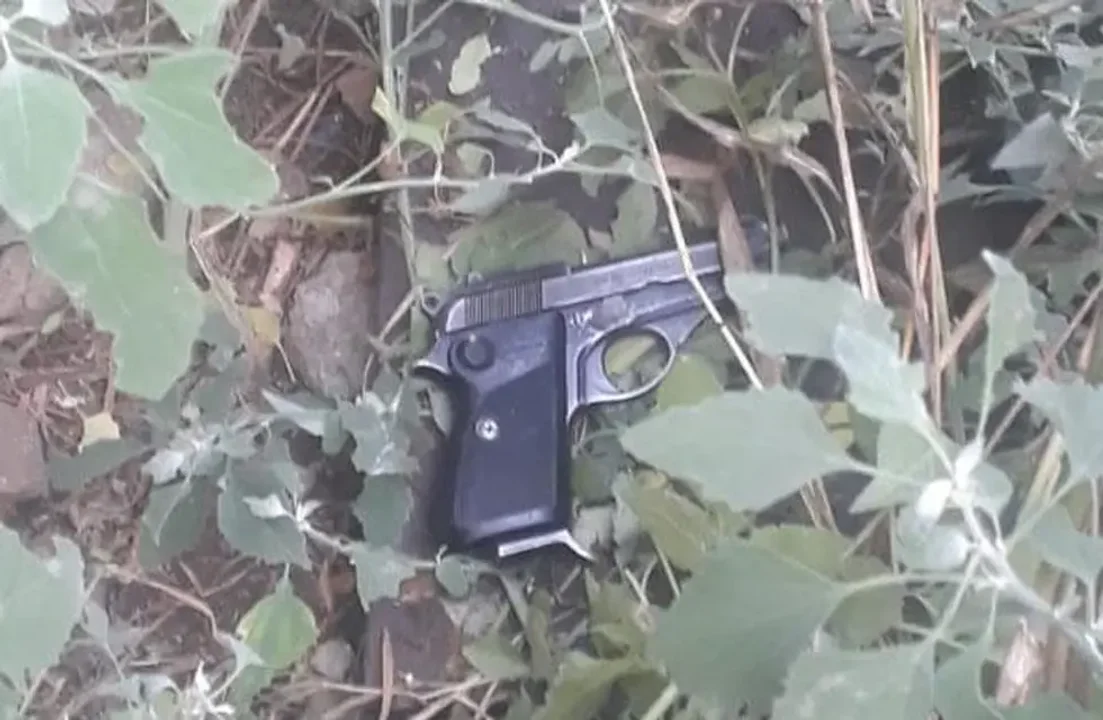 Pistola automática hallada en descampado de Malvinas Argentinas. (Foto de la Policía de Córdoba)