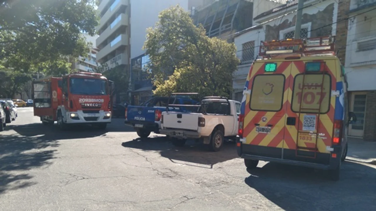 Una cuadrilla de bomberos y personal del 107 se presentaron en Alta Córdoba. Imagen: Daro Almagro (SRT).