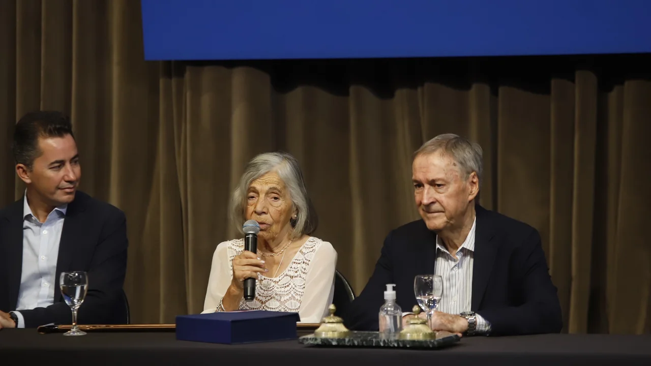 Sonia Torres de Abuelas de Plaza de Mayo Córdoba, tras recibir el disco con más de medio millón de partidas de nacimiento digitalizadas por la Provincia. Foto: Prensa del Gobierno de la Provincia de Córdoba.