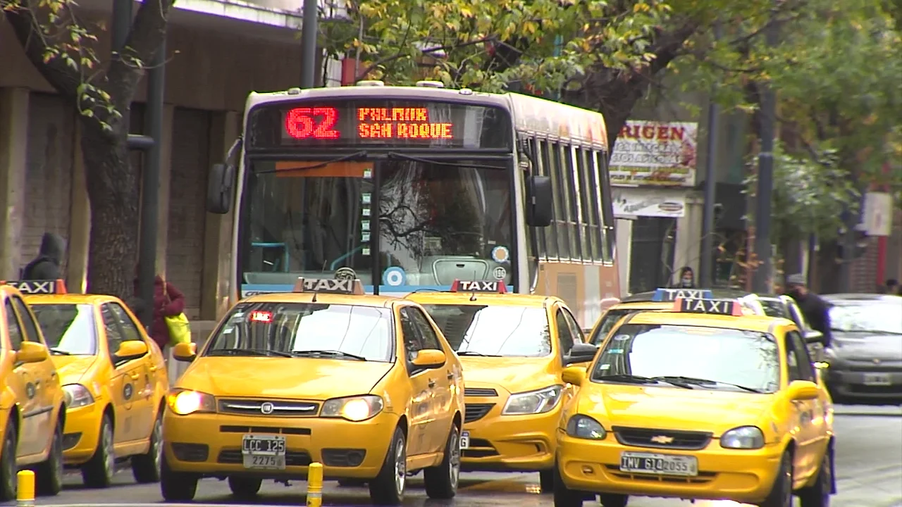 El transporte urbano de pasajeros funcionará con la frecuencia de día domingo. Foto: Multimedio SRT.