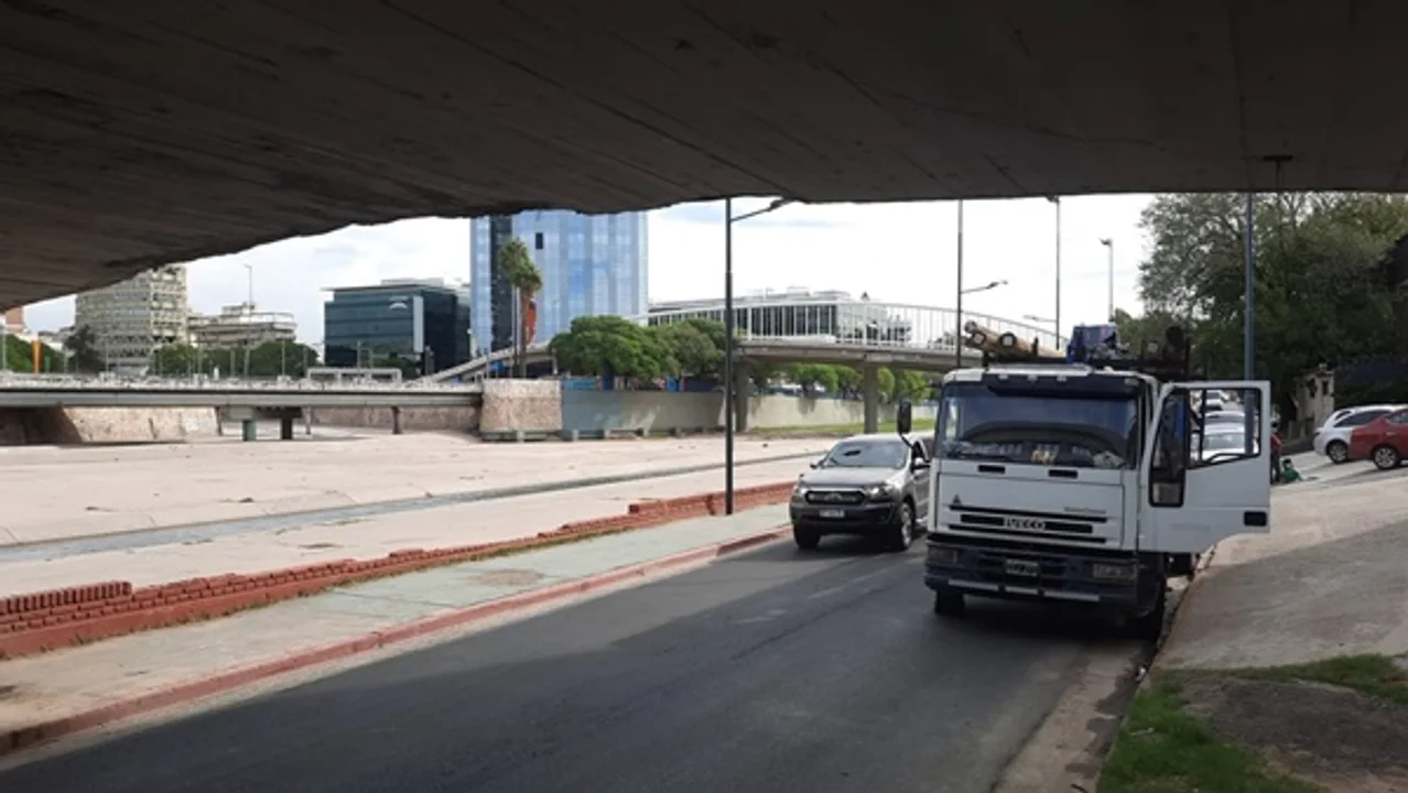 El camión fue desencajado después que le desinflaran las gomas. Imagen: Daro Almagro.