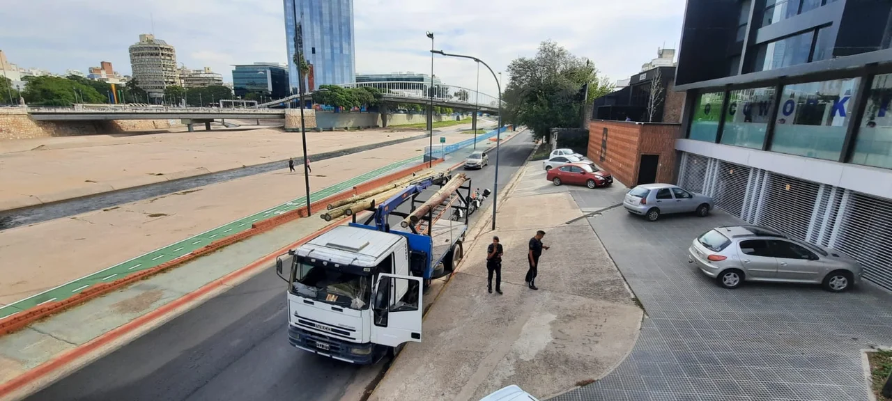 Un camión quedó atascado en Costanera: "Le dije al encargado que no pasaba"