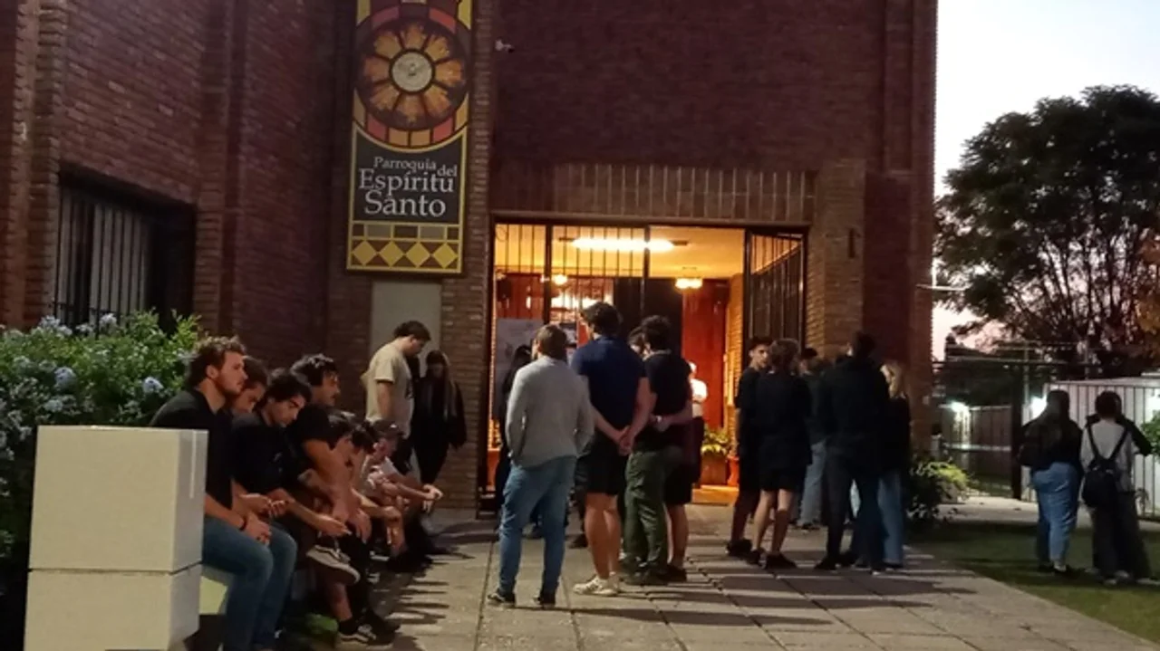 Amigos y familiares de Benjamín se reunieron en la Parroquia Espíritu Santo. Imagen: Fernanda González.