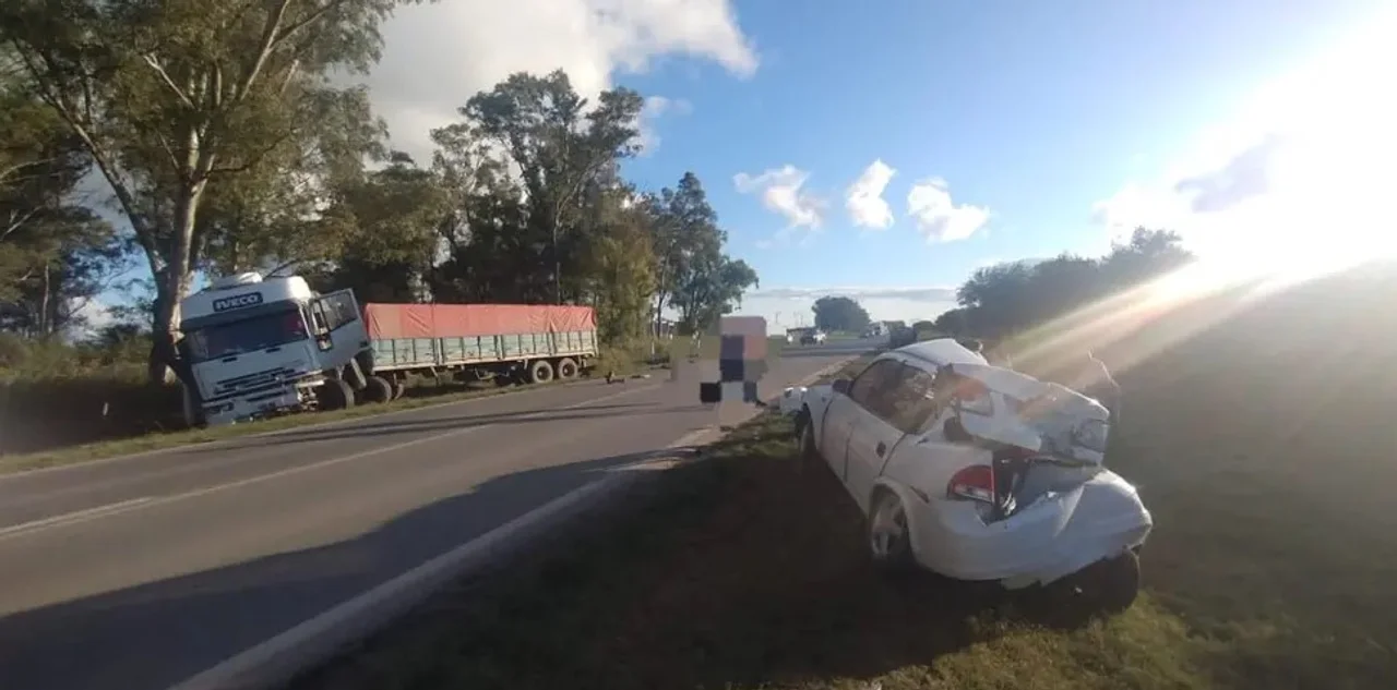 Accidente entre un Chevrolet Corsa y un camión Iveco en El Fuertecito Foto: Prensa Departamental San Justo.