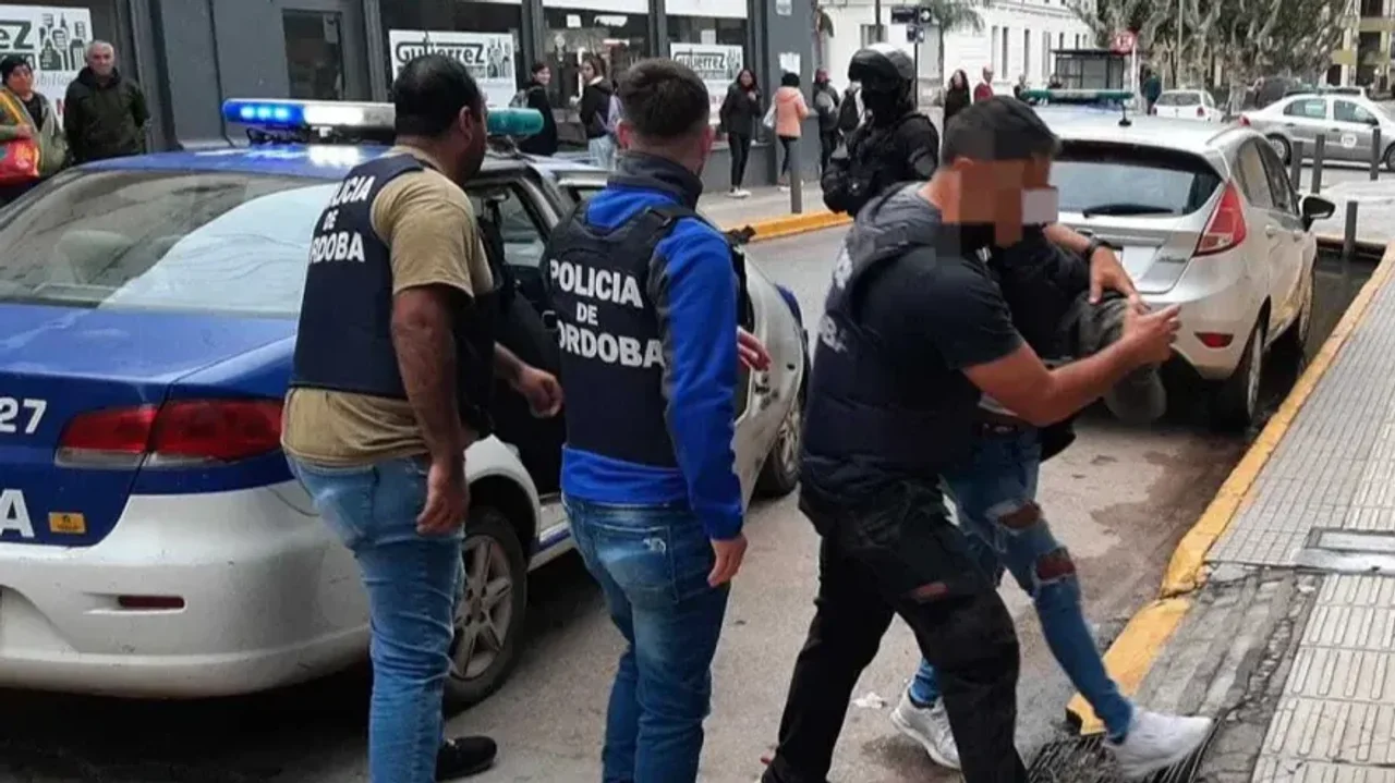Por orden de la justicia, la policía detuvo a uno de los presuntos delincuentes por la muerte de Cobos. Foto: Ministerio Público Fiscal