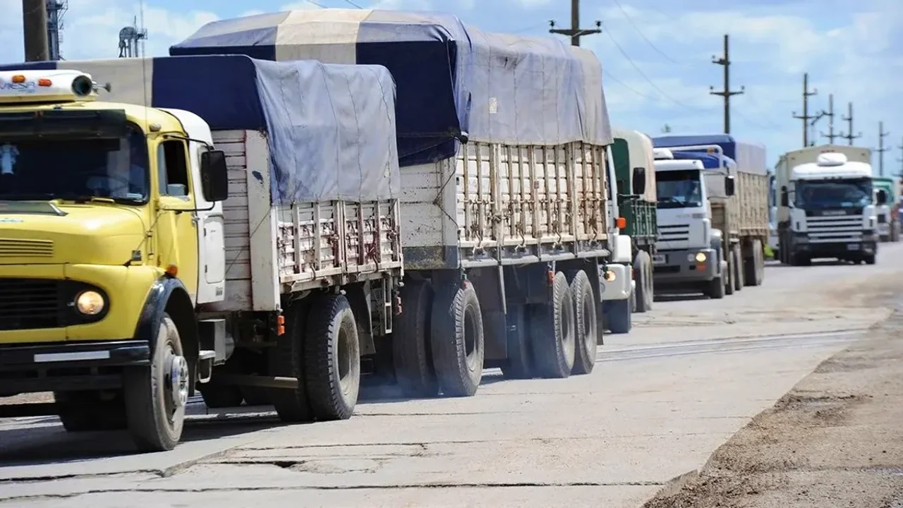 Publicaron la restricción para la circulación de transporte automotor de cargas durante el fin de semana extra largo. Foto: lmdiario.com.ar