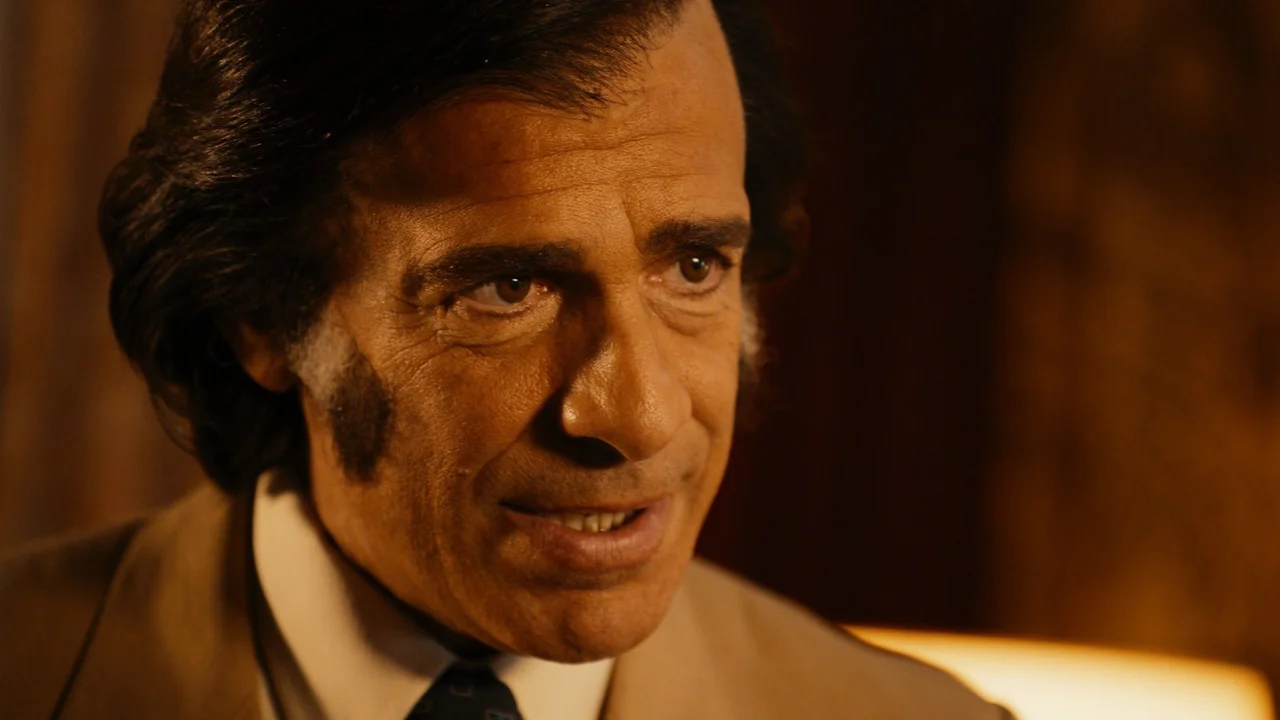 Leo Sbaraglia en la piel de Menem. Imagen: Amazon Prime.