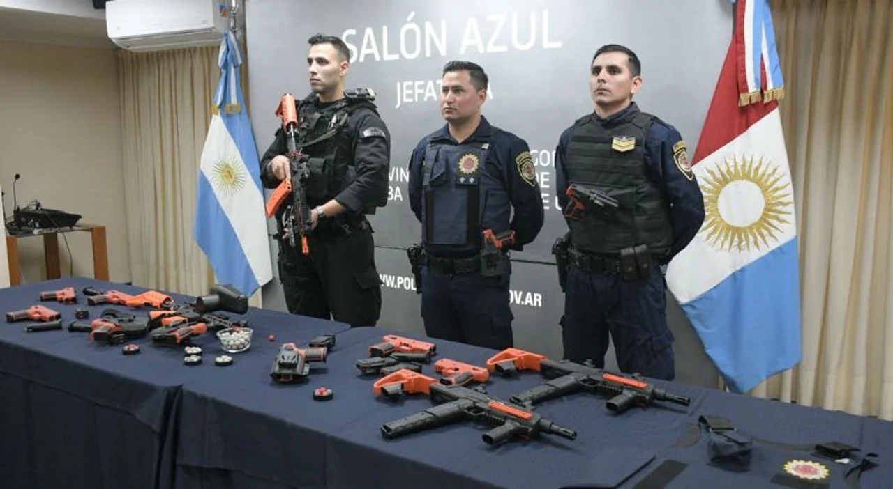 Presentación de las armas no letales en el Salón Azul de Jefatura. Foto: Policía de Córdoba.