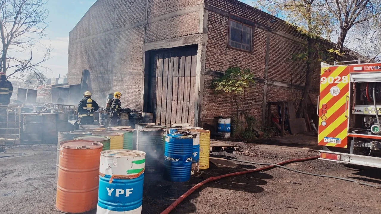 Además de los tambores de aceite, el fuego consumió un barco destinado a restauración, un camión y una camioneta Fiat Fiorino. Foto: Daro Almagro.