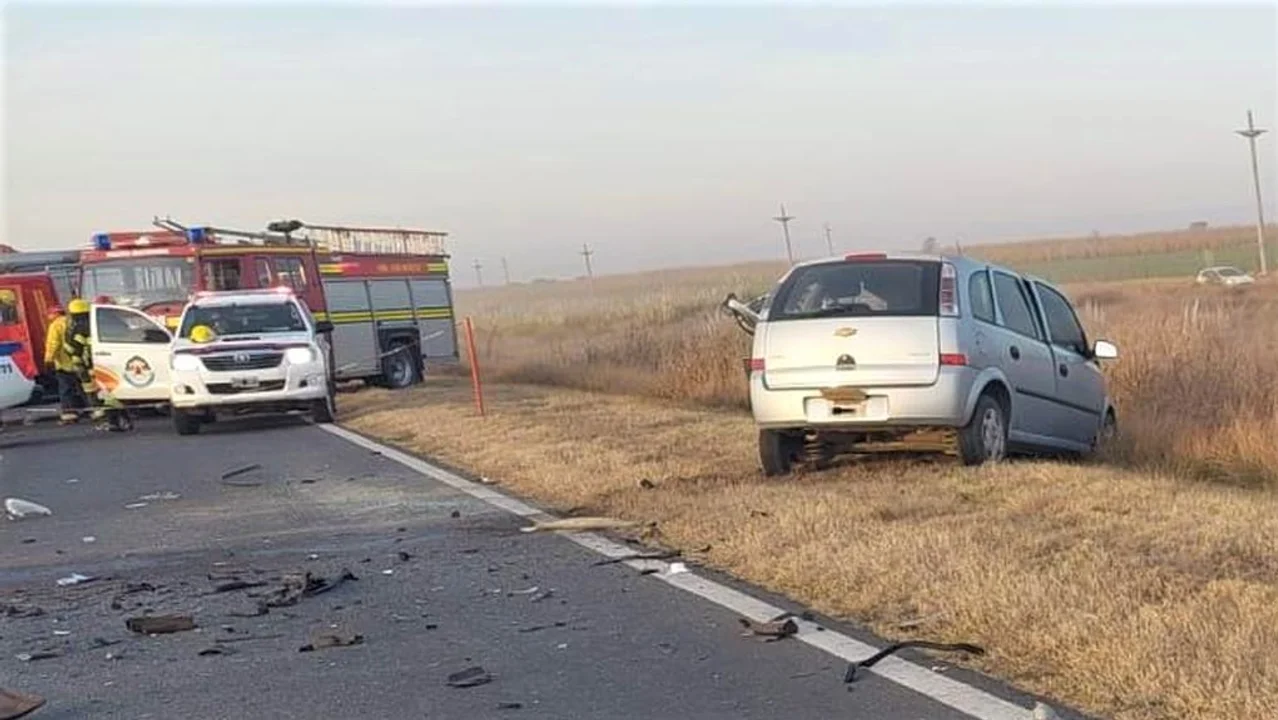 La Meriva que conducía el joven que falleció. Foto. Policía