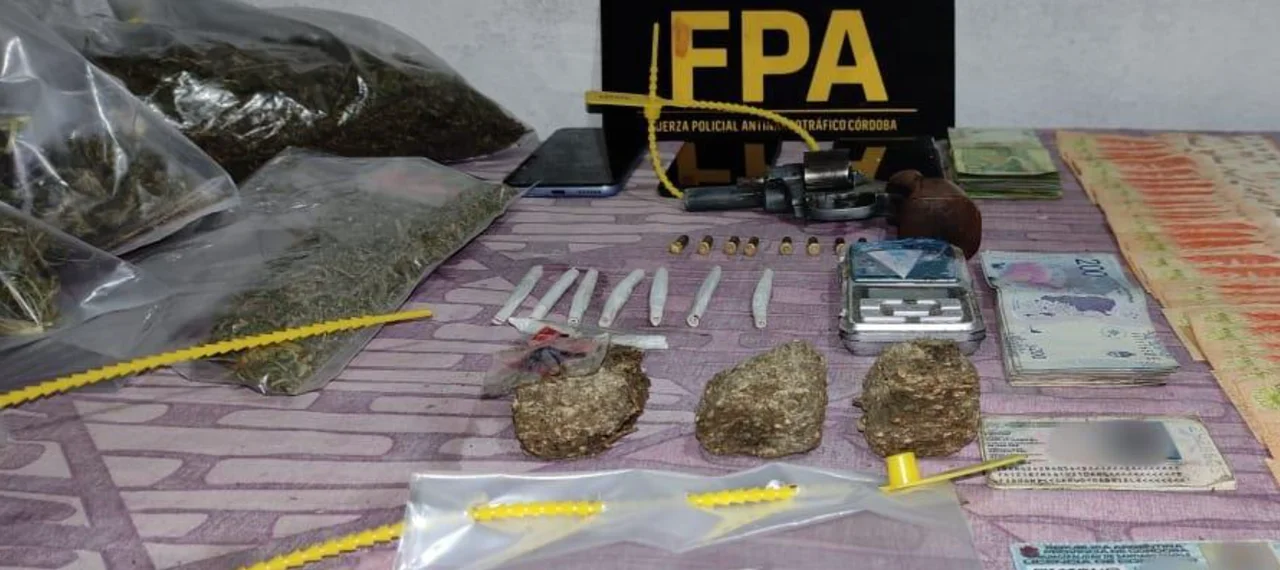 Secuestraron 3 mil dosis de drogas y un revolver con municiones en Santiago Temple. Fotografía: MPF Córdoba.