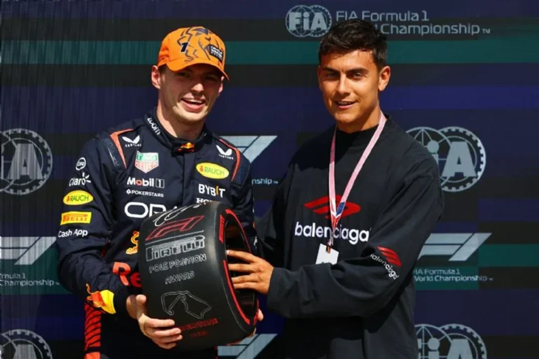 Dybala y Verstappen juntos en la Fórmula uno