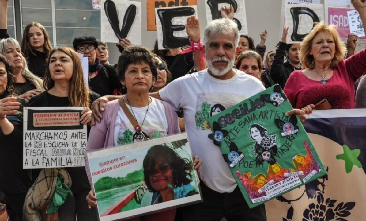 Daniel Basaldúa (papá) y Susana Reyes (mamá) en las puertas de tribunales, pidiendo justicia por su hija. Foto: María Eugenia Marengo