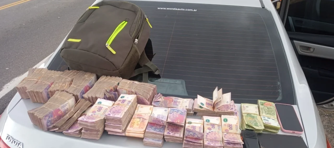 Detienen a una pareja que viajaba con inhibidores y una mochila repleta de dinero. Fotografía: Policía de Córdoba.