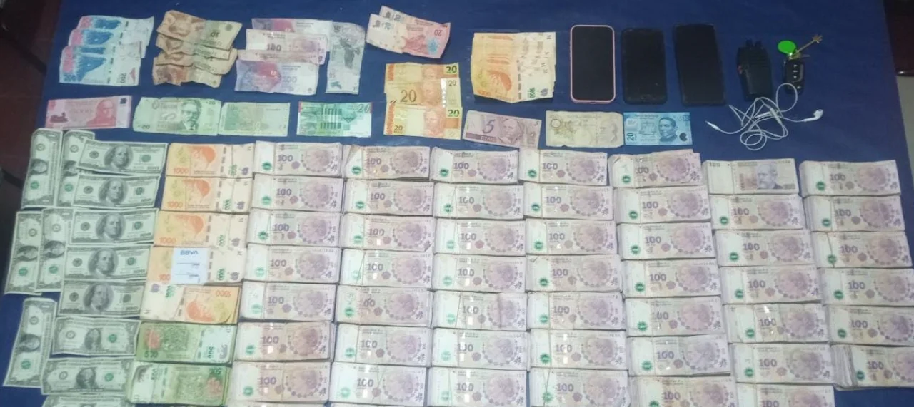 Detienen a una pareja que viajaba con inhibidores y una mochila repleta de dinero. Fotografía: Policía de Córdoba.