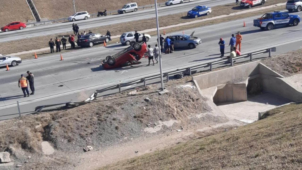 Corte total en Av. Circunvalación por siniestro vial: desvíos y congestión de tráfico. Foto: Gentileza