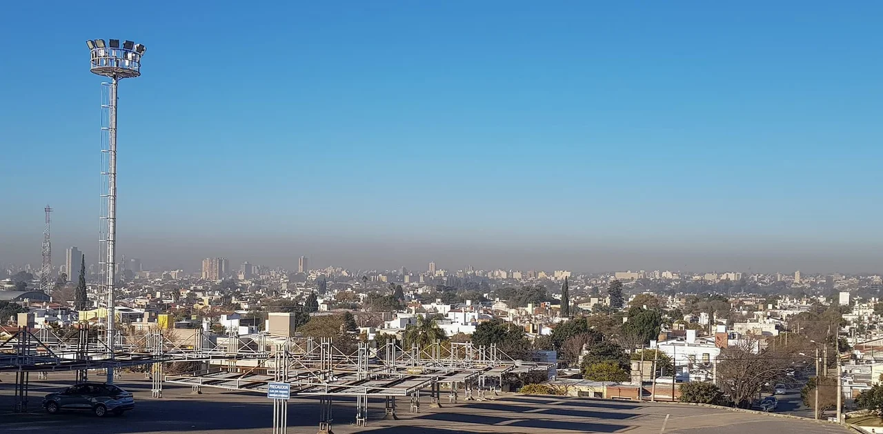 La capital cordobesa tiene un nivel de calidad de aire aceptable. Pero, si se hace foco en ciertos momentos, épocas y lugares, el diagnóstico cambia.