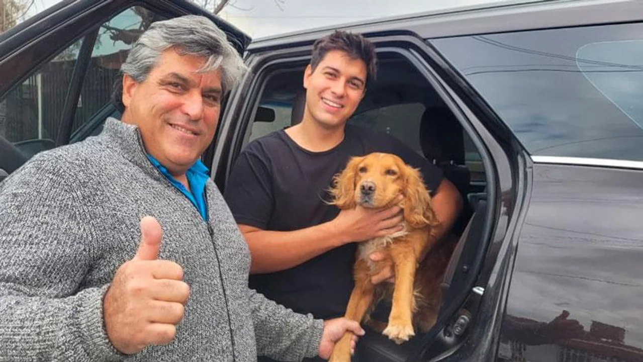 Gustavo, su hijo y Apolo. Foto: El Doce