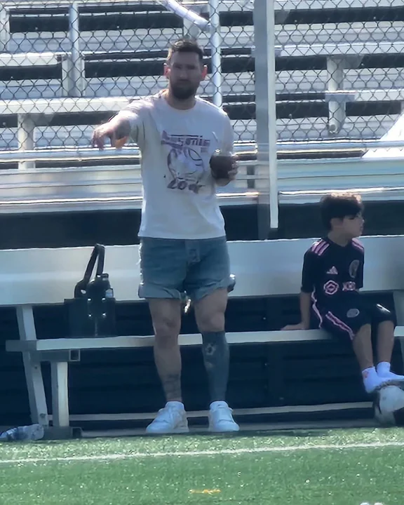 Messi en modo DT, fue a ver a su hijo Thiago
