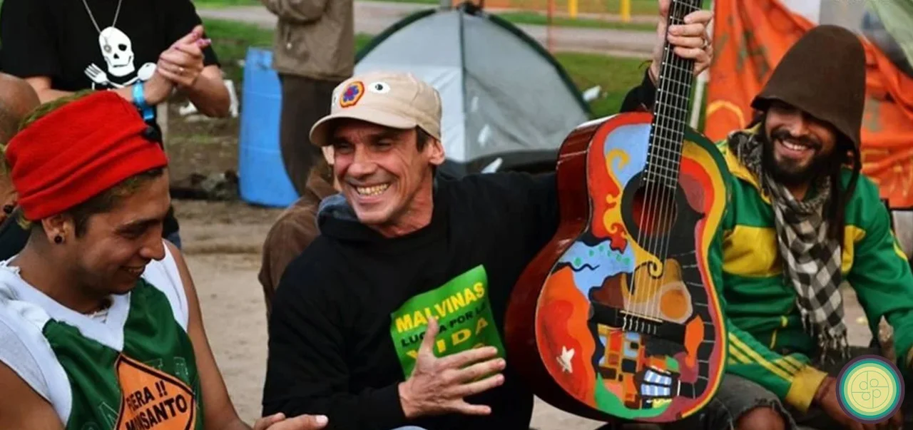 Manu Chao en el Acampe de Malvinas Argentinas contra Monsanto. Foto: Redes