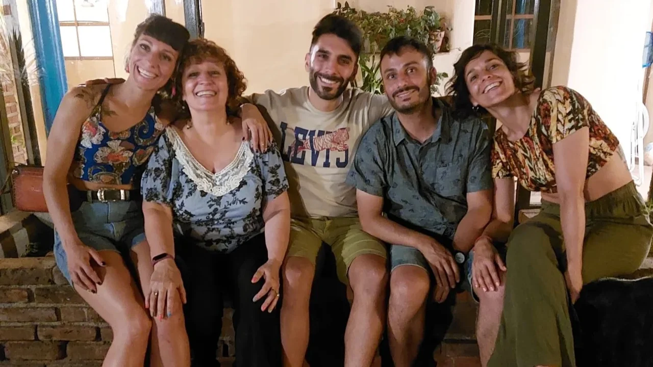 Lucas Heredia, una voz clara en el canto, la poesía y en manifestar sus ideas y sentimientos. Aquí, segundo a la izquierda con sus hermanos y mamá (Foto: archivo familiar)