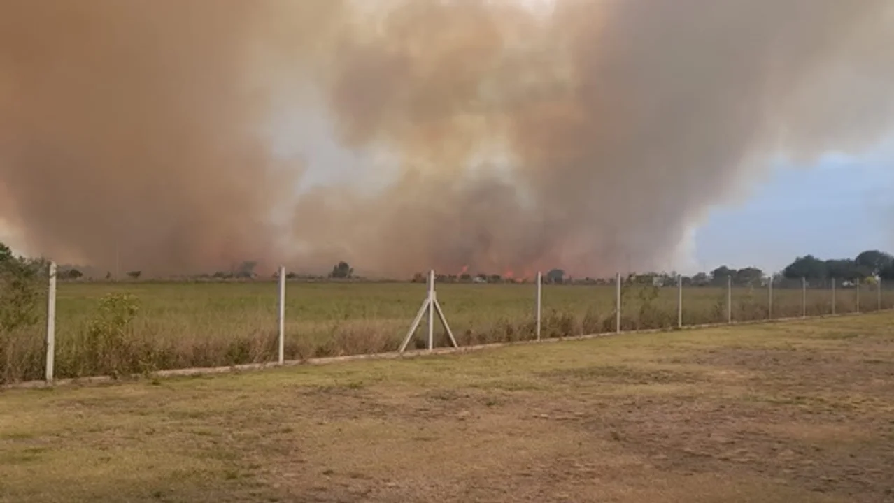 Las columnas de humo cerca del peaje de la ruta 20.