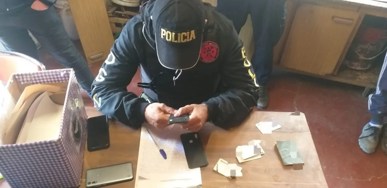 Cayó en Córdoba una banda de Buenos Aires dedicada a estafas virtuales: ocho detenidos. Fotografía Policía de Córdoba.