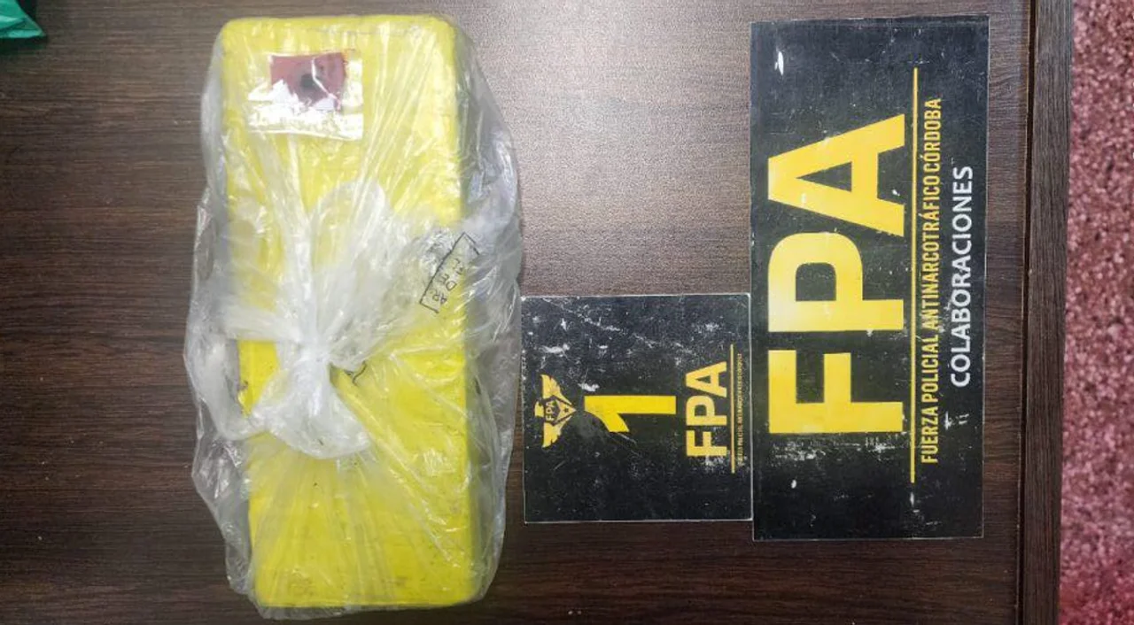 Incautaron un "ladrillo" de un kilo de marihuana y dosis de cocaína en el interior de Córdoba. Fotografía: MPF Córdoba.