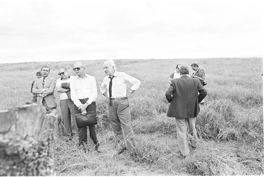 El presidente de la Conadep Córdoba, Luis Armando Rébora, en una visita de reconocimiento al campo de La Perla. Foto Enrique Shore. Fondo Conadep. Archivo Fotográfico del Archivo Provincial de la Memoria de Córdoba.