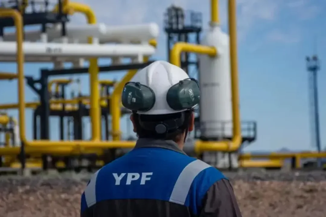 En paralelo, el propio presidente electo y figuras de la LLA dejaron entrever la posibilidad de entregar YPF y Vaca Muerta como garantía para futuro financiamiento externo.