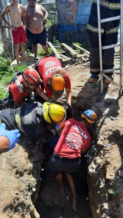 El momento en que la mujer es rescatada. Foto: Prensa Policía