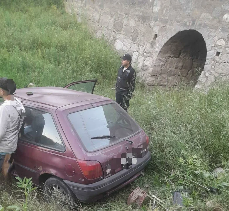 Carlos Paz: un automovilista desbarrancó y se precipitó a una bahía del lago