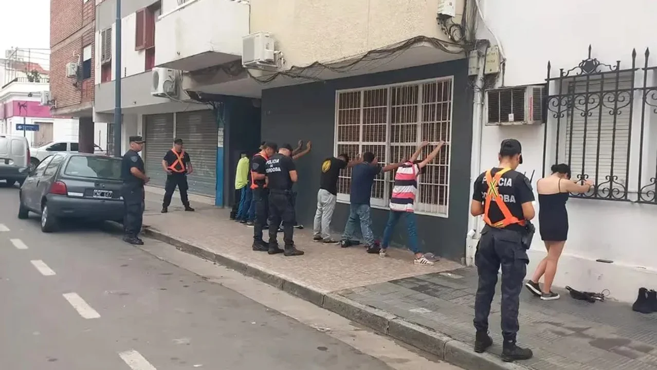 El momento de la detención de siete adolescentes. Foto: Policía