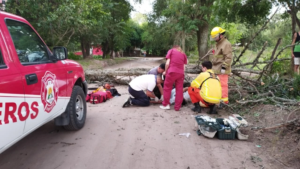 Unquillo: le cayó un árbol y sufrió una fractura expuesta en la pierna
