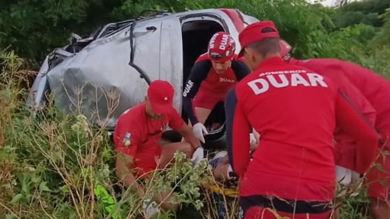 El Volkswagen Suran volcó tras el impacto y dos ocupantes quedaron atrapados. Foto: Policía de Córdoba