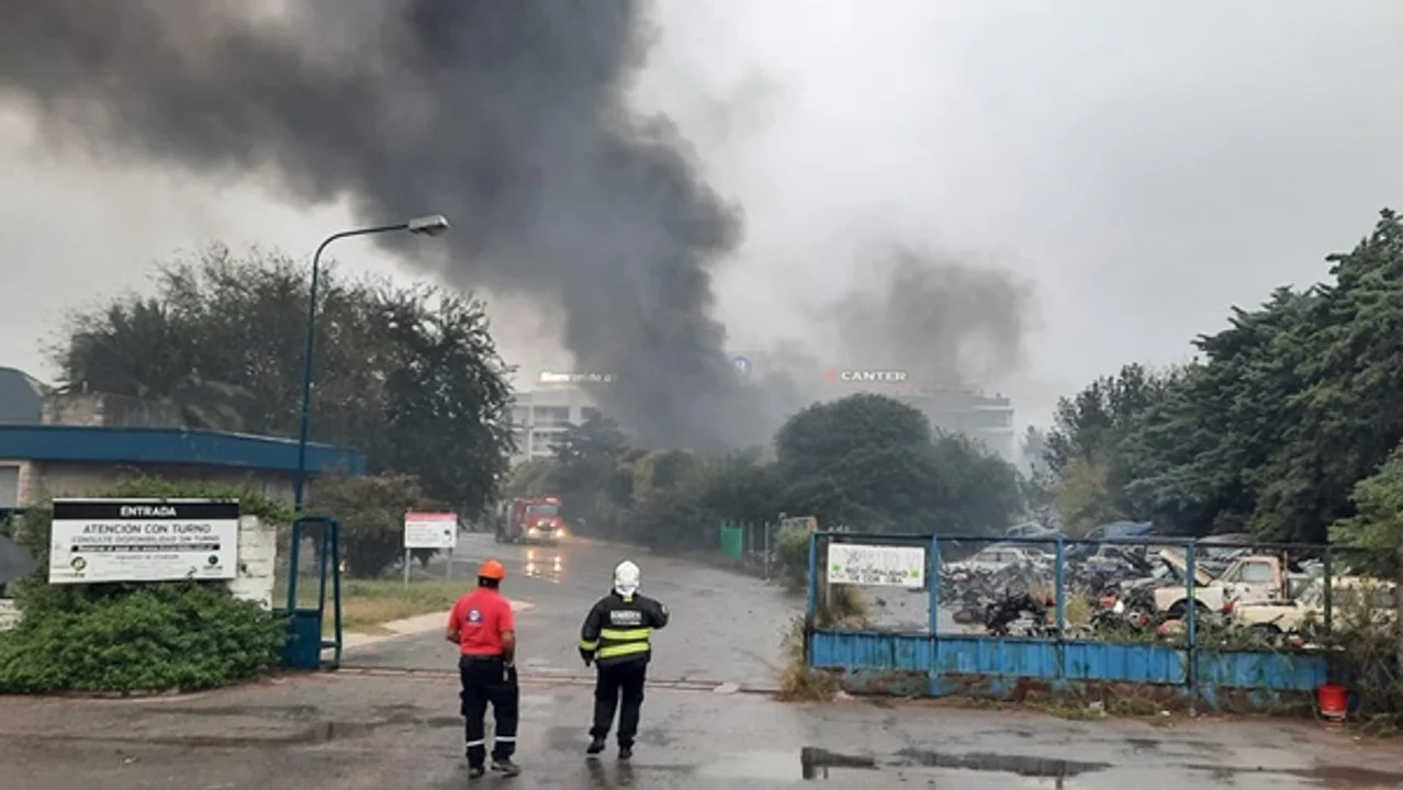 Incendio en el ITV de barrio Chateau. Imagen: Daro Almagro.
