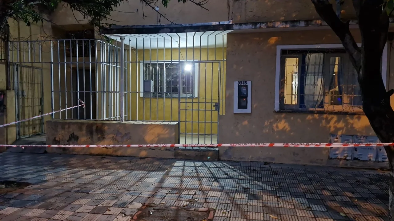 Frente de la vivienda don fue encontrado el hombre sin vida, presuntamente asesinado. Fotografía: Multimedio SRT / Sergio Antoniazzi.